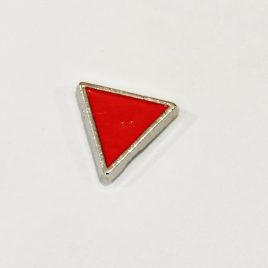 Pin triangulo rojo antifascista